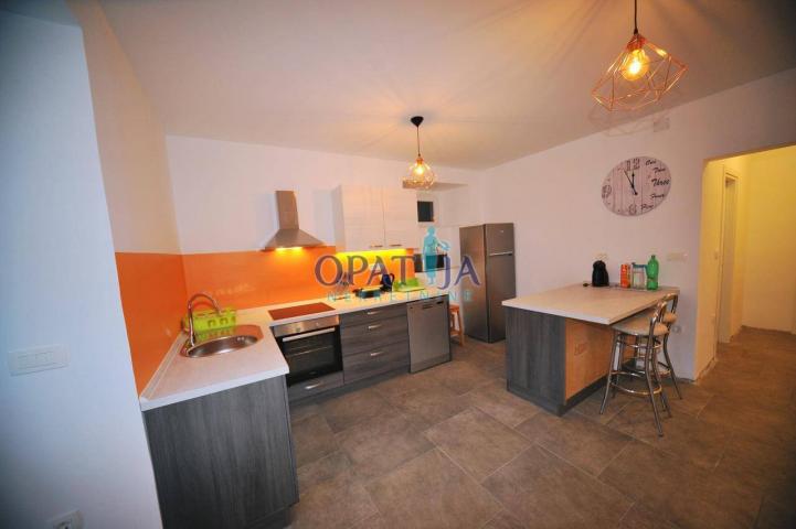 Opatija strogi centar stan 2S+DB, 100 m2, prizemlje