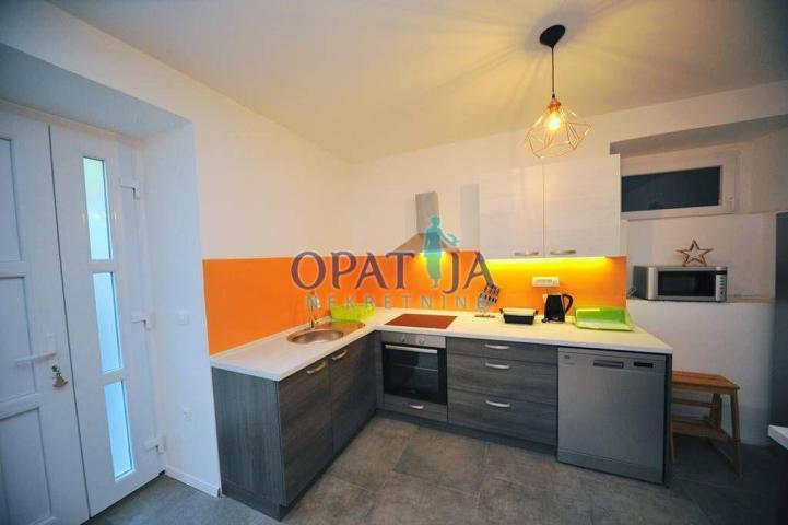 Opatija strogi centar stan 2S+DB, 100 m2, prizemlje