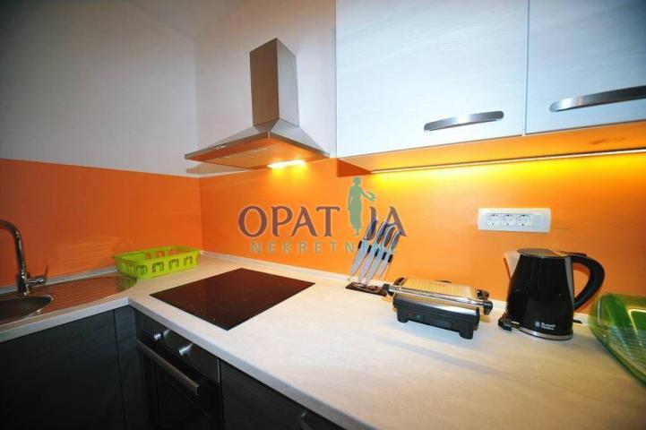 Opatija strogi centar stan 2S+DB, 100 m2, prizemlje