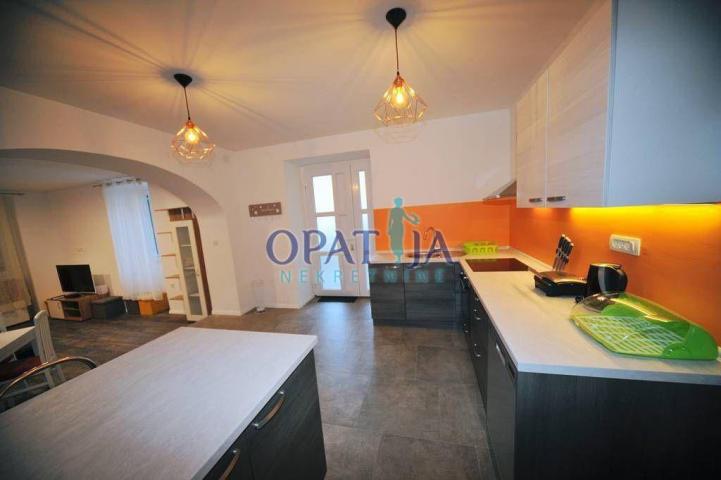 Opatija strogi centar stan 2S+DB, 100 m2, prizemlje