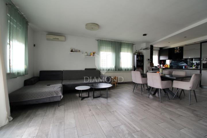 RIJEKA, KASTAV - TROSOBNI STAN S PARKINGOM