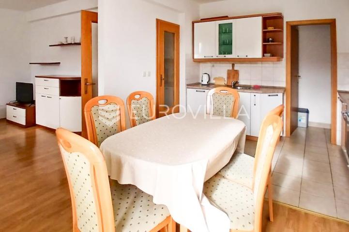 Makarska, opremljen dvoetažni stan sa šest soba i privatnom garažom