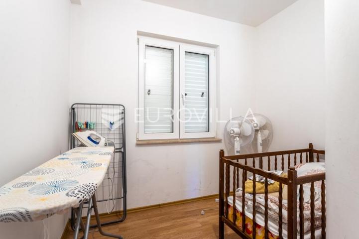 Makarska, opremljen dvoetažni stan sa šest soba i privatnom garažom