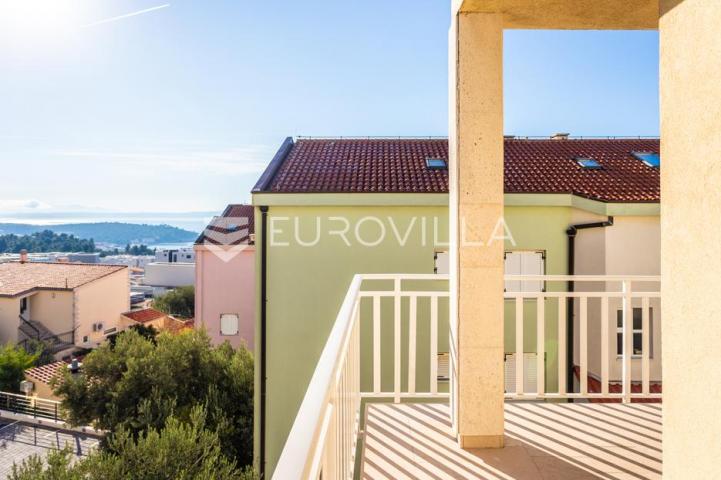 Makarska, opremljen dvoetažni stan sa šest soba i privatnom garažom