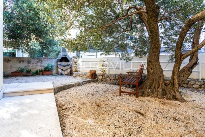 Makarska, opremljen dvoetažni stan sa šest soba i privatnom garažom
