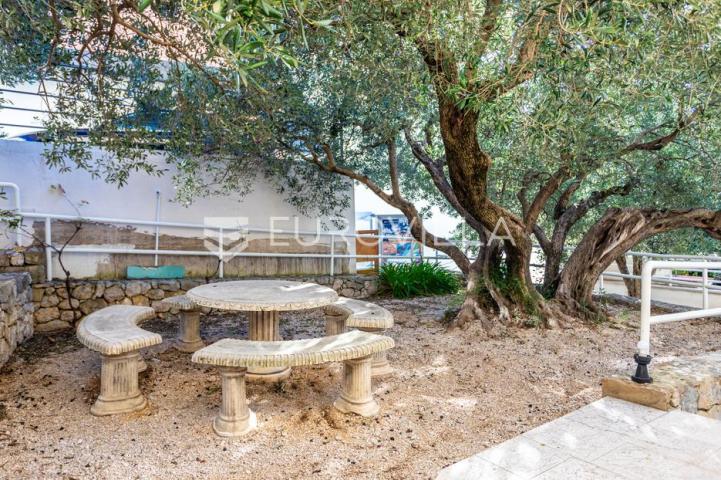 Makarska, opremljen dvoetažni stan sa šest soba i privatnom garažom