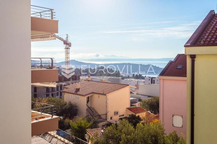 Makarska, opremljen dvoetažni stan sa šest soba i privatnom garažom