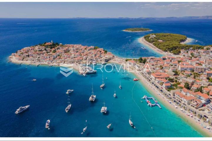 Primošten, dvosobni stan u prizemlju novogradnje s pogledom na more i vrtom