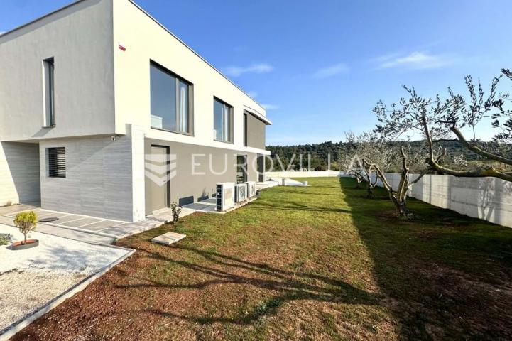 Istra, Banjole, moderna vila s bazenom za dugoročni najam, novogradnja