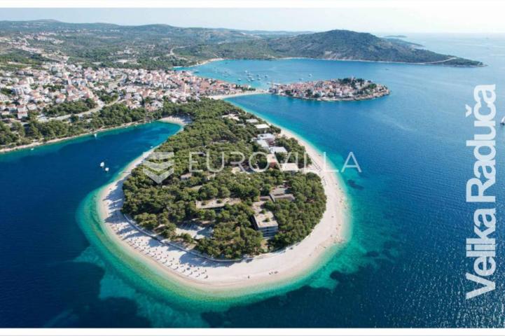 Primošten, dvosobni stan u prizemlju novogradnje s pogledom na more i vrtom