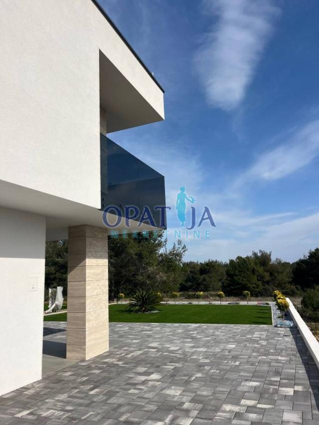 Apartman E2, vrt, južna orijentacija, 450m od mora