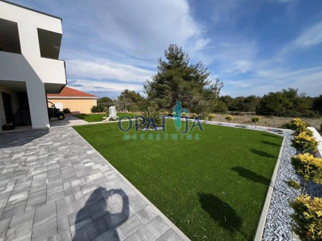 Apartman E2, vrt, južna orijentacija, 450m od mora