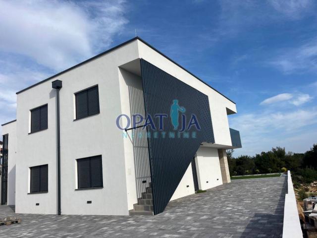 Apartman E2, vrt, južna orijentacija, 450m od mora