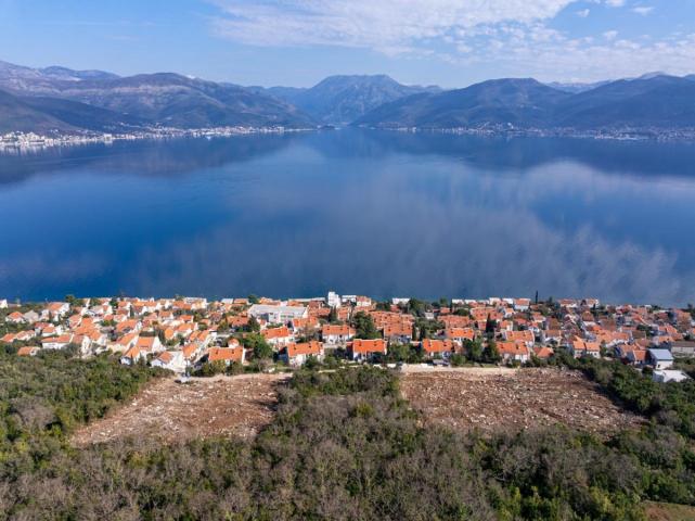 PARCELA ZA OSAM VILA 