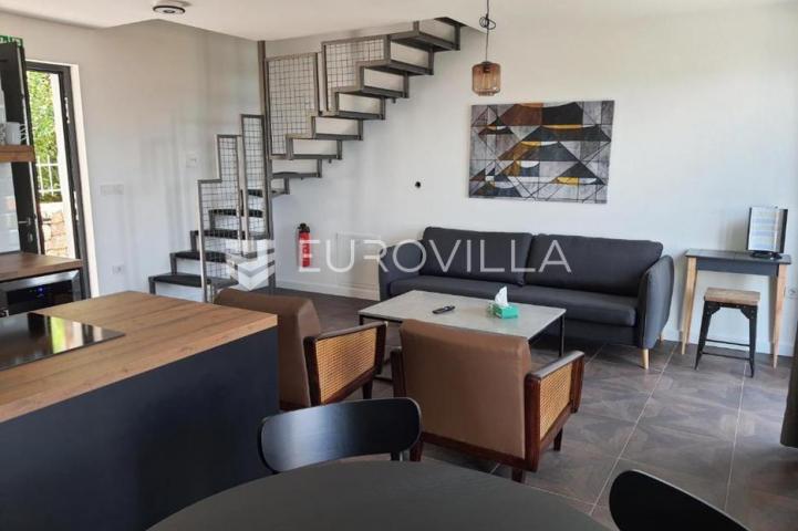 Lovran, predivna kuća s tri apartmana 50 m od mora