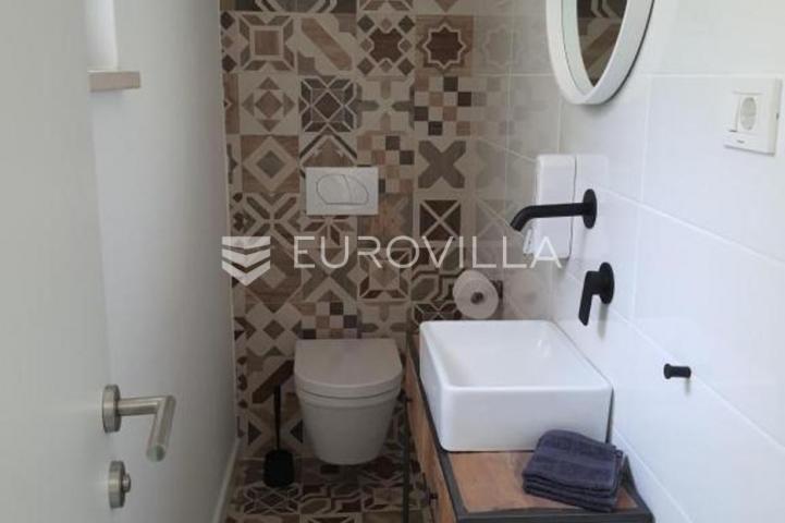 Lovran, predivna kuća s tri apartmana 50 m od mora