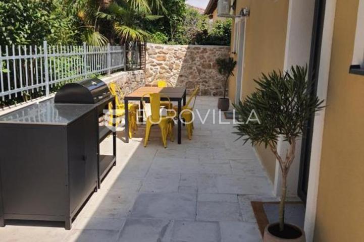 Lovran, predivna kuća s tri apartmana 50 m od mora