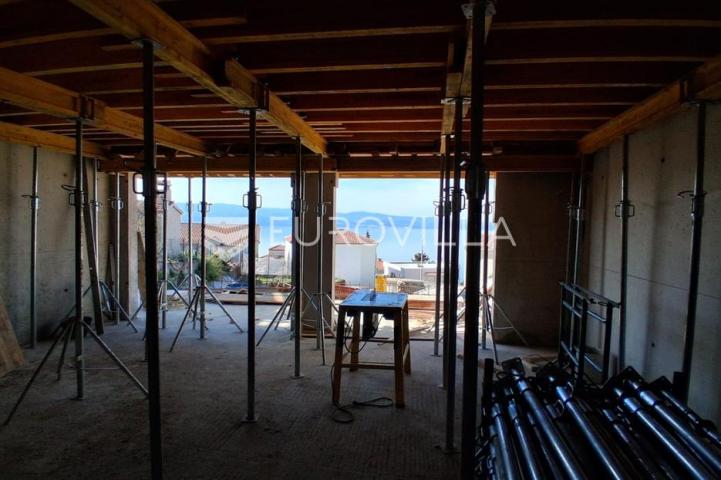 Omiška rivijera, dvosoban stan s balkonom i panoramskim pogledom na more, 75.95 m²