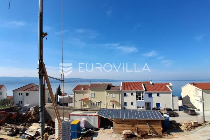 Omiška rivijera, dvosoban stan s balkonom i panoramskim pogledom na more, 75.95 m²