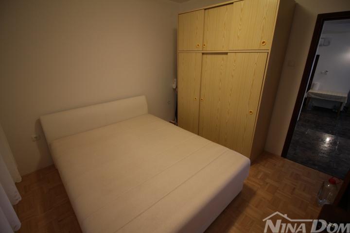 Visoko prizemnica s prostranom okućnicom, 100 metara do mora. 