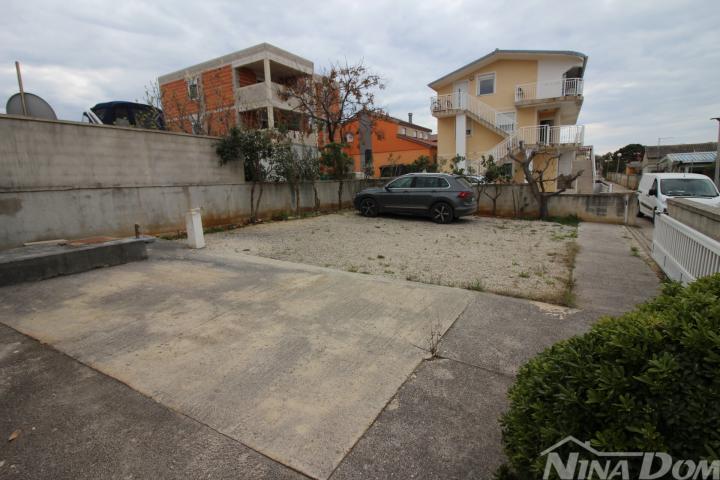 Visoko prizemnica s prostranom okućnicom, 100 metara do mora. 