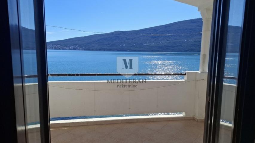 Herceg Novi – Baošići, dvosoban stan površine 60m2 na prvoj liniji do mora. 