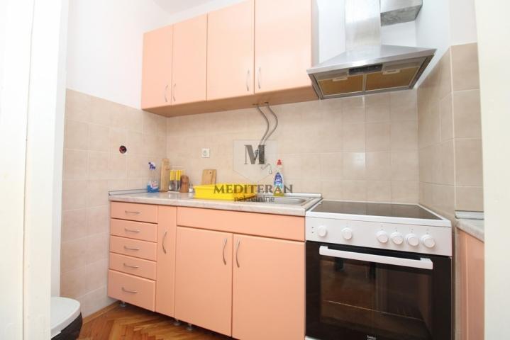 Herceg Novi – Baošići, dvosoban stan površine 60m2 na prvoj liniji do mora. 
