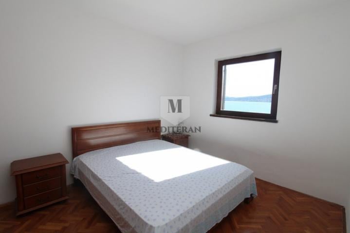Herceg Novi – Baošići, dvosoban stan površine 60m2 na prvoj liniji do mora. 