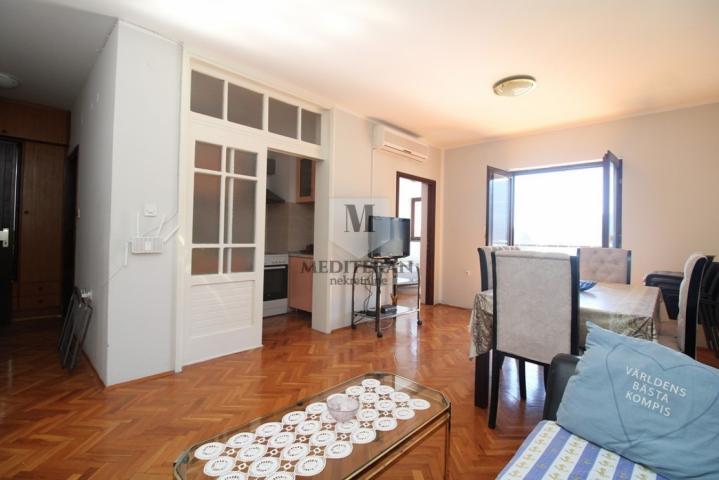 Herceg Novi – Baošići, dvosoban stan površine 60m2 na prvoj liniji do mora. 