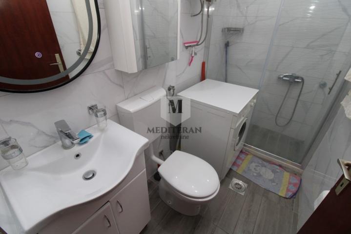 Herceg Novi – Baošići, dvosoban stan površine 60m2 na prvoj liniji do mora. 