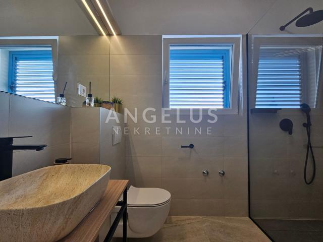 Kaštel Novi - novoizgrađena mediteranska kuća sa bazenom PRODAJA