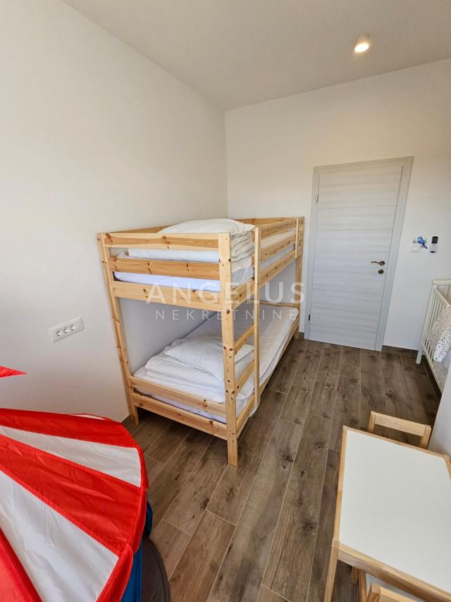 Kaštel Novi - novoizgrađena mediteranska kuća sa bazenom PRODAJA