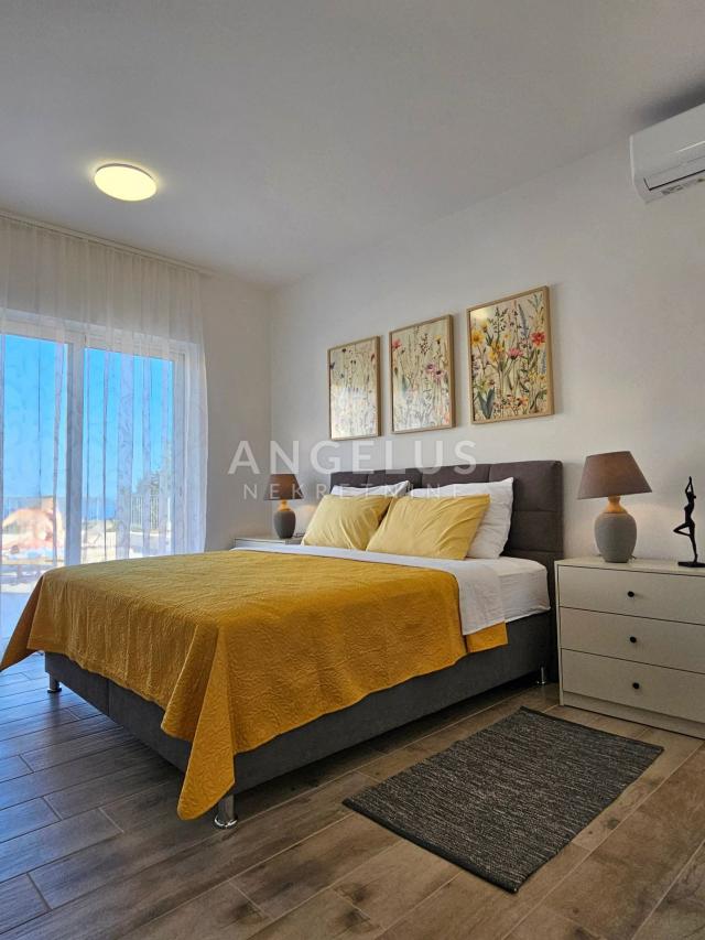 Kaštel Novi - novoizgrađena mediteranska kuća sa bazenom PRODAJA