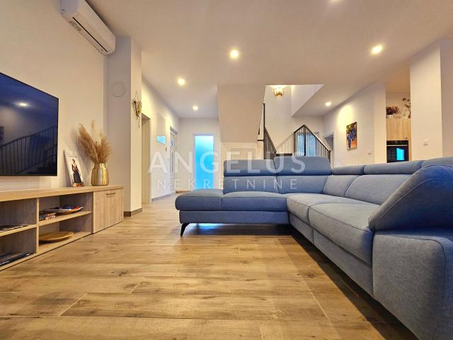 Kaštel Novi - novoizgrađena mediteranska kuća sa bazenom PRODAJA