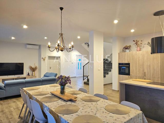 Kaštel Novi - novoizgrađena mediteranska kuća sa bazenom PRODAJA