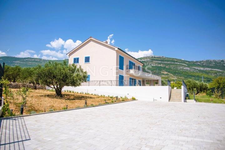 Kaštel Novi - novoizgrađena mediteranska kuća sa bazenom PRODAJA