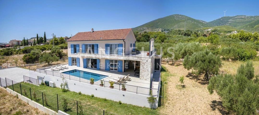 Kaštel Novi - novoizgrađena mediteranska kuća sa bazenom PRODAJA