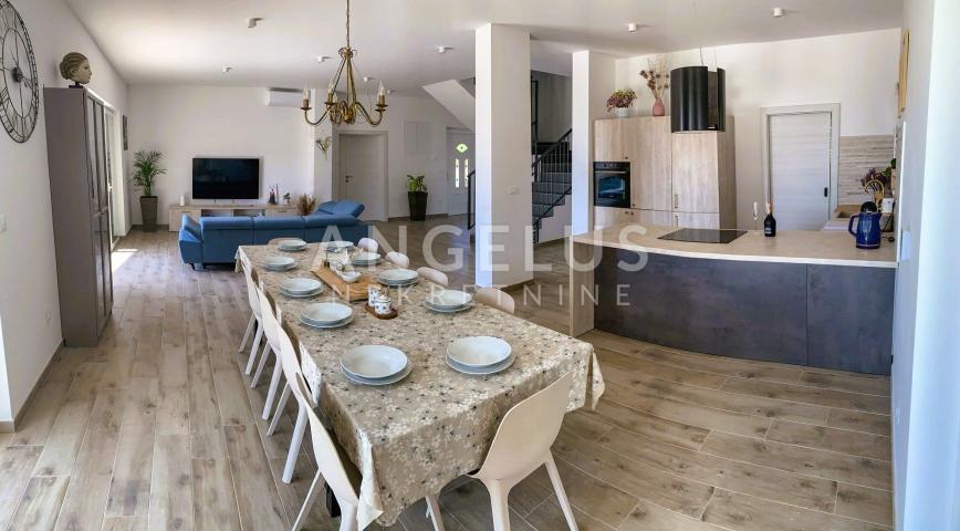 Kaštel Novi - novoizgrađena mediteranska kuća sa bazenom PRODAJA
