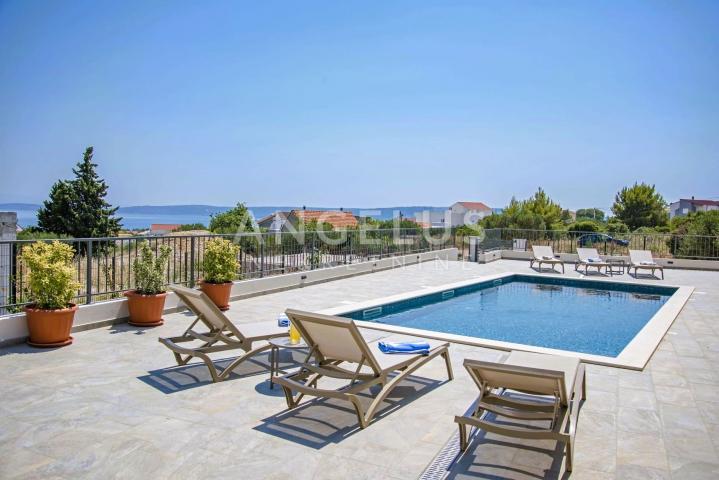 Kaštel Novi - novoizgrađena mediteranska kuća sa bazenom PRODAJA