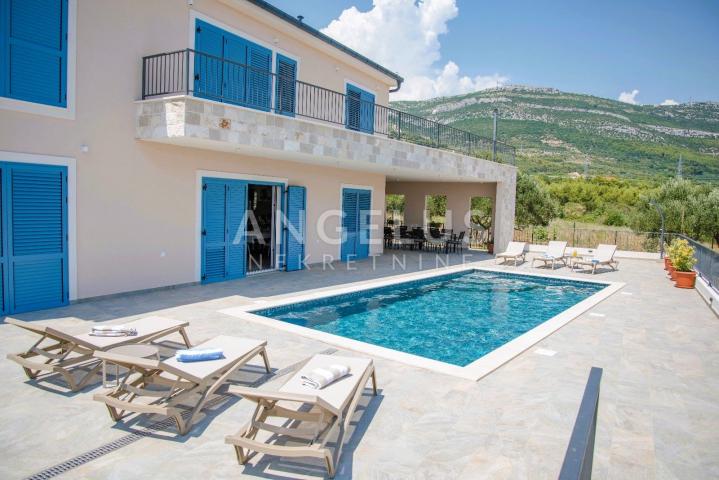 Kaštel Novi - novoizgrađena mediteranska kuća sa bazenom PRODAJA
