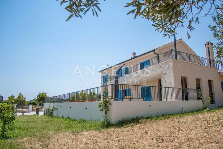 Kaštel Novi - novoizgrađena mediteranska kuća sa bazenom PRODAJA