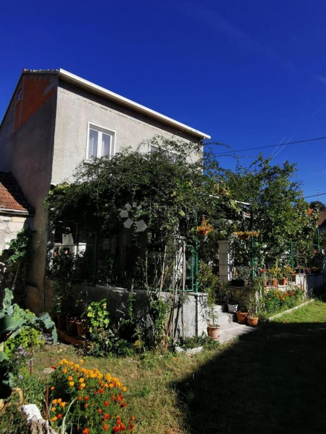 OBITELJSKA STAMBENA KUĆA USELJIVA ODMAH - prilika, HITNO