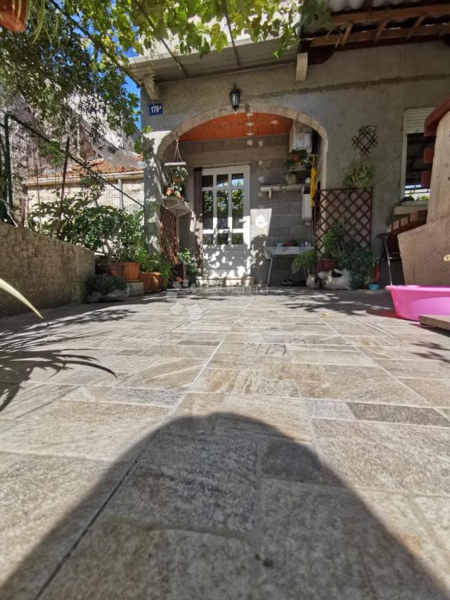 OBITELJSKA STAMBENA KUĆA USELJIVA ODMAH - prilika, HITNO