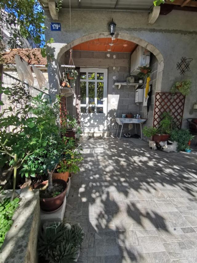 OBITELJSKA STAMBENA KUĆA USELJIVA ODMAH - prilika, HITNO