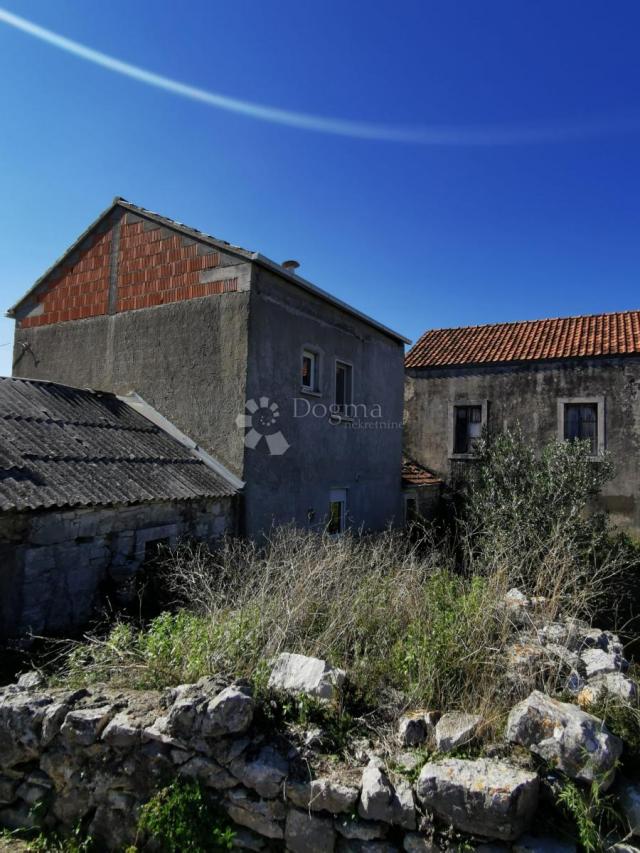 OBITELJSKA STAMBENA KUĆA USELJIVA ODMAH - prilika, HITNO