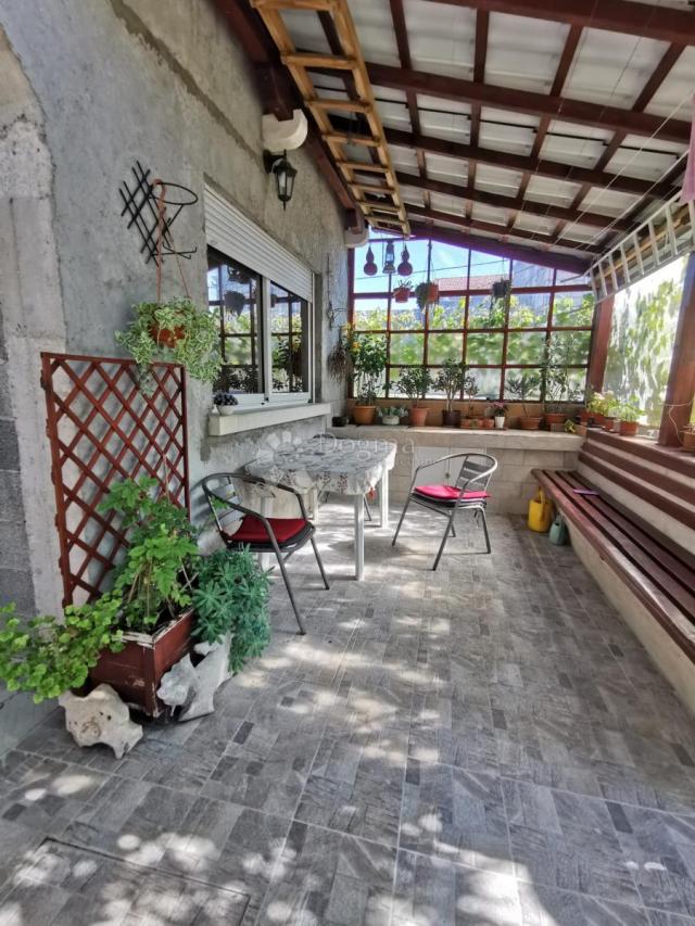 OBITELJSKA STAMBENA KUĆA USELJIVA ODMAH - prilika, HITNO