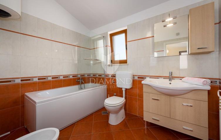 Poreč, okolica, villa s bazenom okružena zelenilom