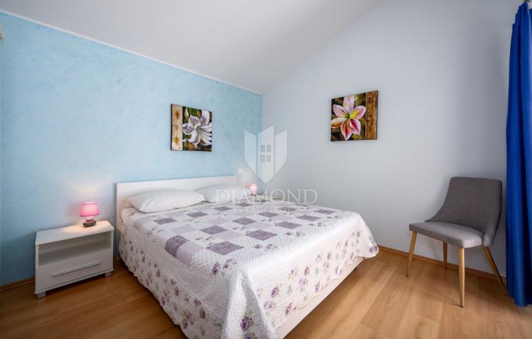 Poreč, okolica, villa s bazenom okružena zelenilom