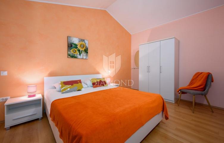Poreč, okolica, villa s bazenom okružena zelenilom