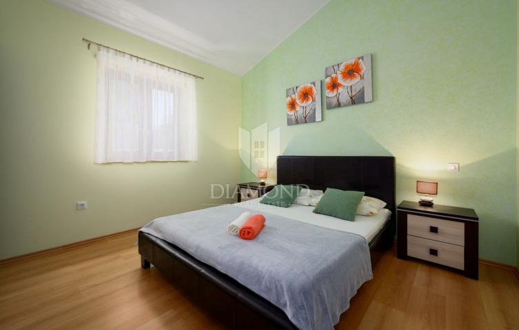 Poreč, okolica, villa s bazenom okružena zelenilom